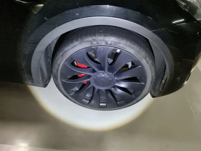 Tesla Model Y — Фото автомобиля 24