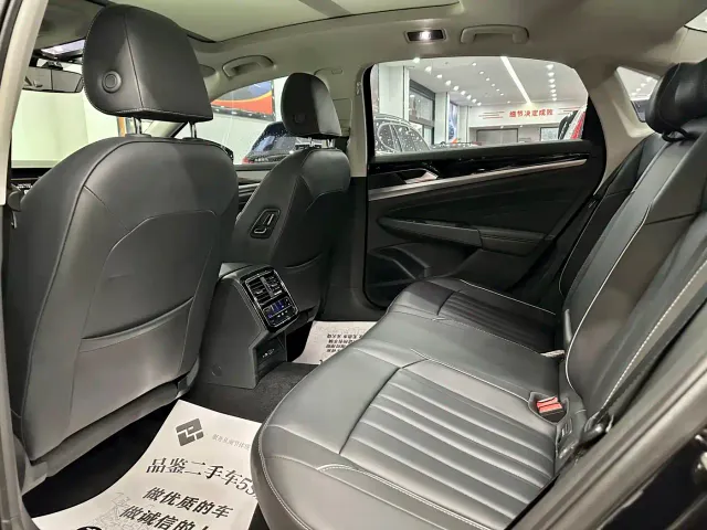 Volkswagen Passat — Фото автомобиля 15