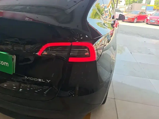 Tesla Model Y — Фото автомобиля 7