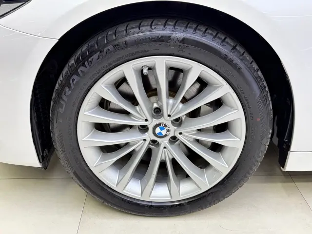 BMW 5 Series — Фото автомобиля 10
