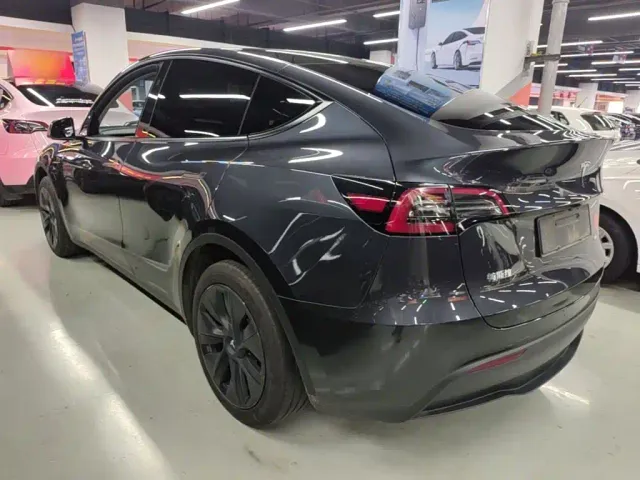 Tesla Model Y — Фото автомобиля 4