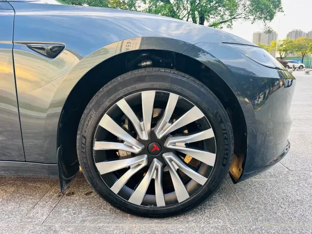 Tesla Model 3 — Фото автомобиля 10
