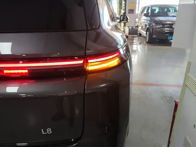 Li Auto L8 — Фото автомобиля 7