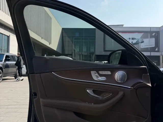 Mercedes-Benz E-Class — Фото автомобиля 6