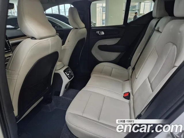 Volvo XC40 — Фото автомобиля 9