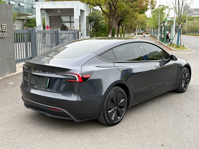 Tesla Model 3 — Фото автомобиля 8