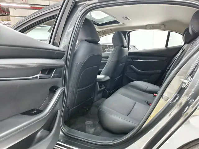 Mazda Axela — Фото автомобиля 12