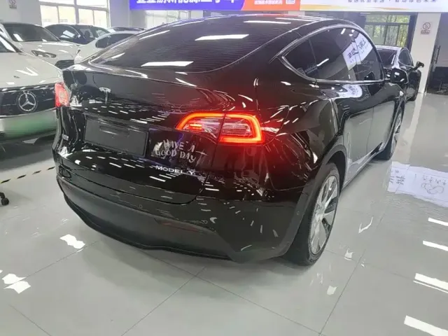 Tesla Model Y — Фото автомобиля 6