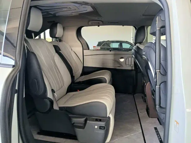 Toyota Sienna — Фото автомобиля 8
