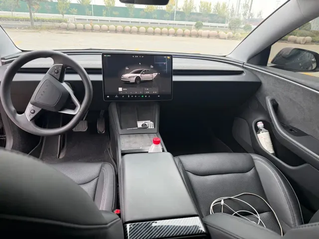 Tesla Model 3 — Фото автомобиля 8