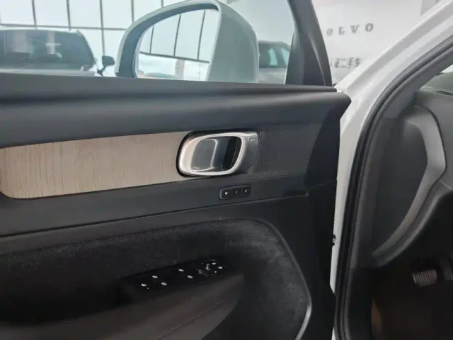 Volvo XC40 — Фото автомобиля 13