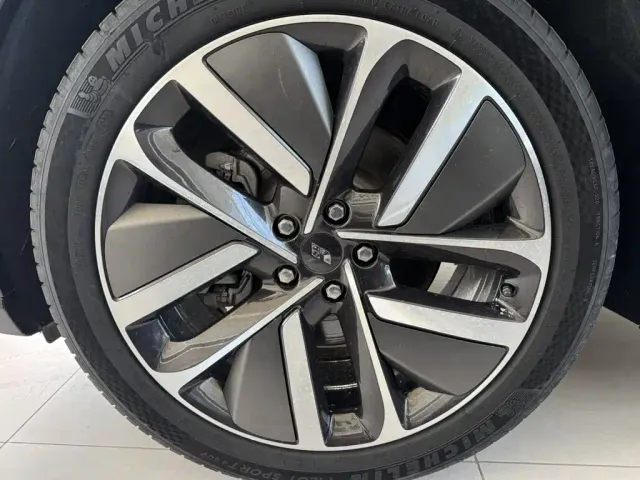 Li Auto L9 — Фото автомобиля 9