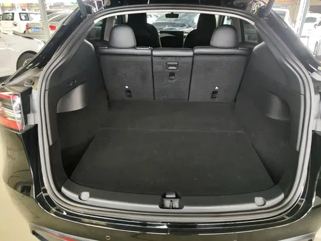 Tesla Model Y — Фото автомобиля 18