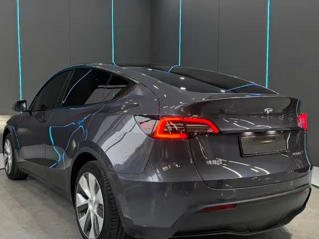 Tesla Model Y — Фото автомобиля 8