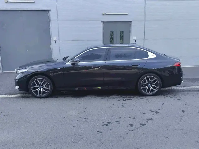 BMW i5 — Фото автомобиля 2