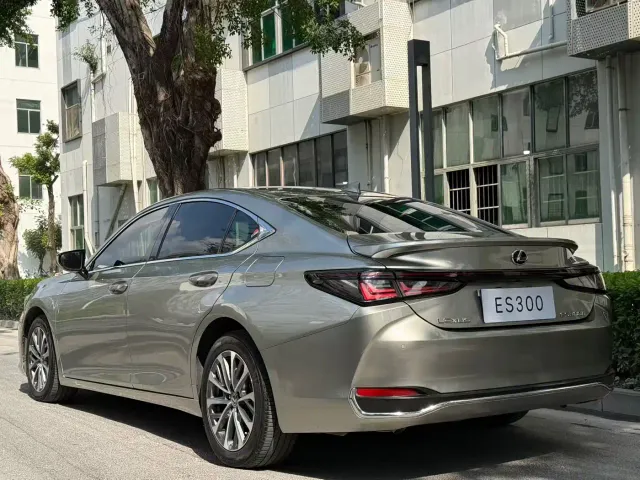 Lexus ES — Фото автомобиля 9
