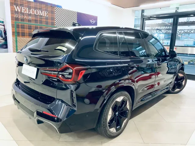 BMW iX3 — Фото автомобиля 2
