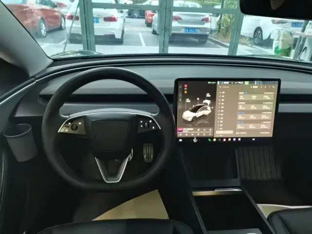 Tesla Model 3 — Фото автомобиля 13