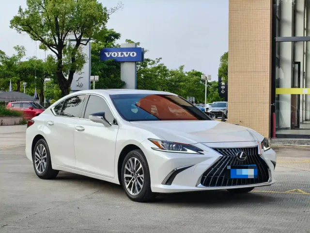 Lexus ES — Фото автомобиля 3