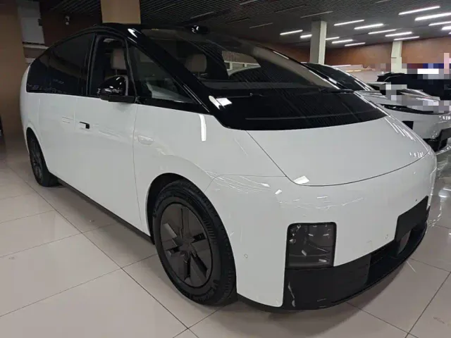 Li Auto MEGA — Фото автомобиля 3