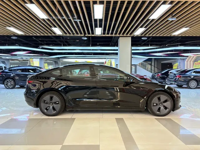 Tesla Model 3 — Фото автомобиля 6
