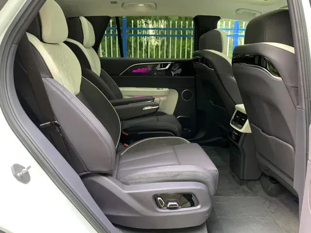Hongqi E-HS9 — Фото автомобиля 12