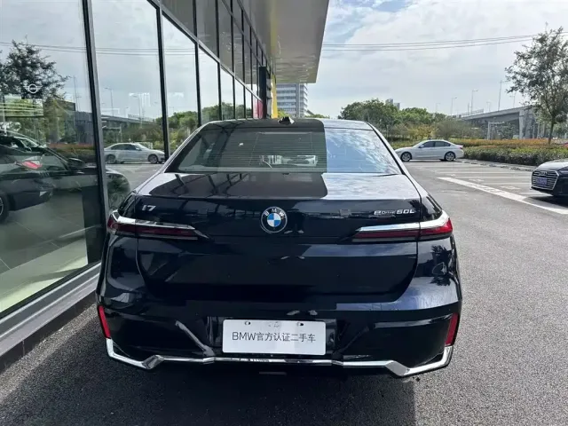 BMW BMW i7 2023 eDrive50L Premium M Sport Package — Фото автомобиля 12