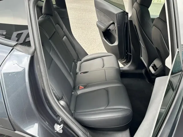Tesla Model Y — Фото автомобиля 12