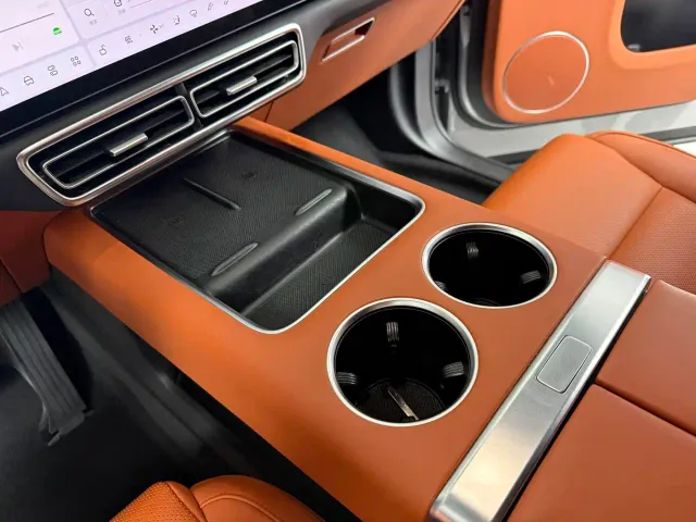 Li Auto L8 — Фото автомобиля 10