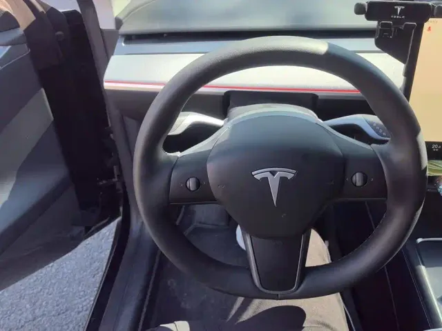 Tesla Model Y — Фото автомобиля 15