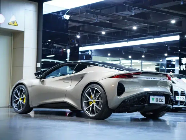 Lotus Emira — Фото автомобиля 5