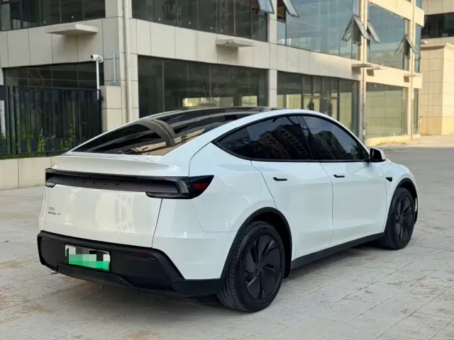Tesla Model Y — Фото автомобиля 11