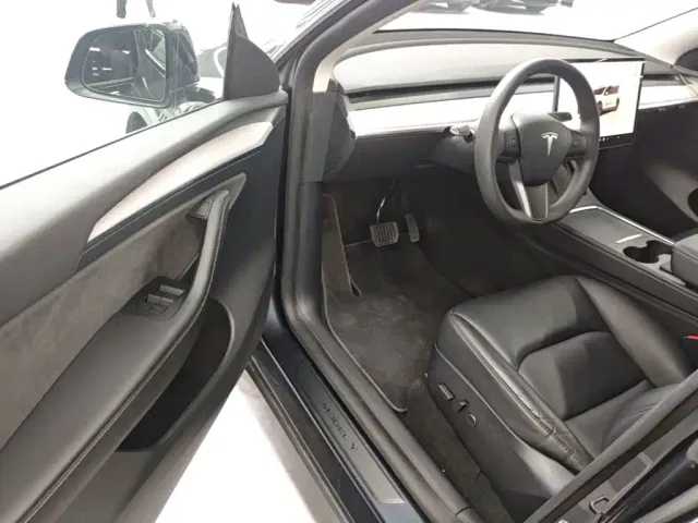 Tesla Model Y — Фото автомобиля 15