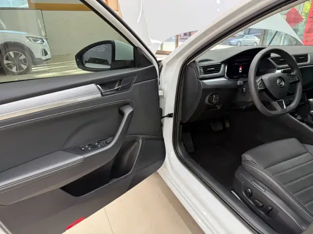 Skoda Superb — Фото автомобиля 8
