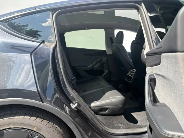 Tesla Model Y — Фото автомобиля 11