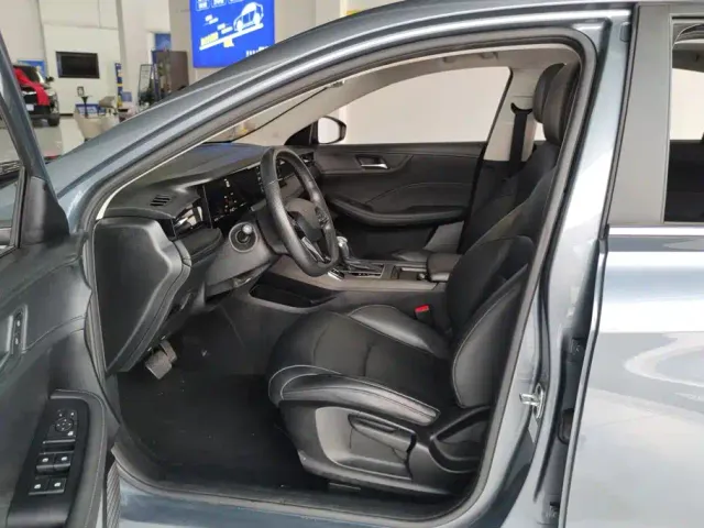 Roewe i5 — Фото автомобиля 9