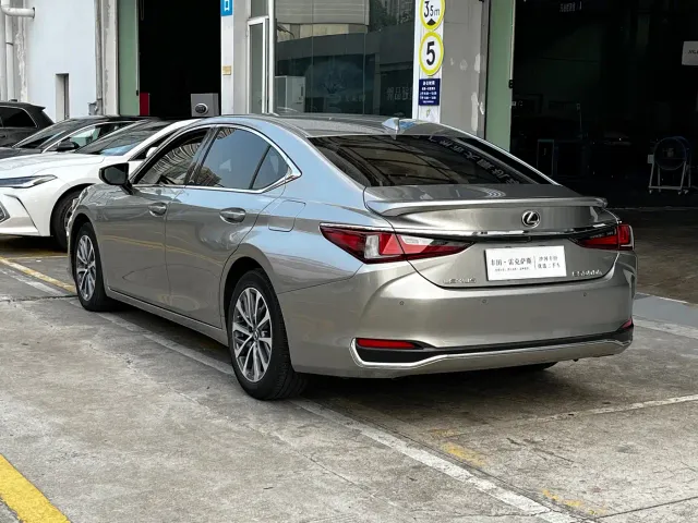 Lexus ES — Фото автомобиля 4