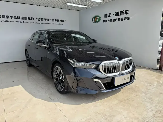 BMW BMW 5 Series 2025 530Li Premium M Sport Package — Фото автомобиля 4