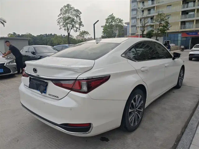 Lexus ES — Фото автомобиля 5