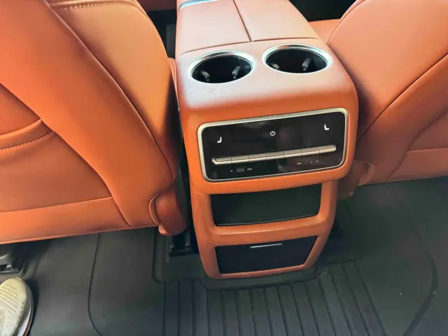 Li Auto L8 — Фото автомобиля 12
