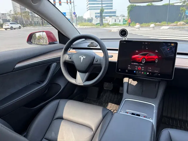 Tesla Model 3 — Фото автомобиля 7