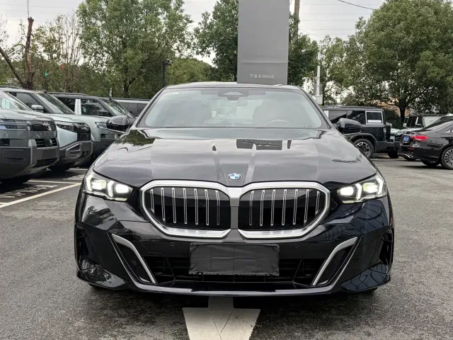 BMW 5 Series — Фото автомобиля 2