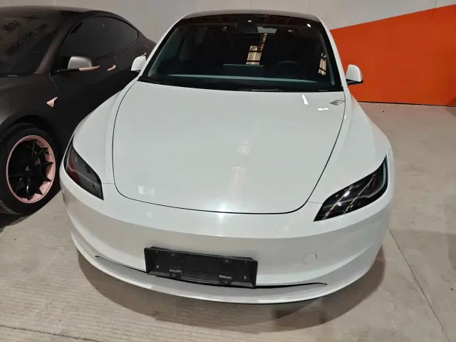 Tesla Model 3 — Фото автомобиля 2
