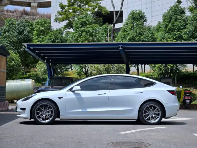 Tesla Model 3 — Фото автомобиля 2