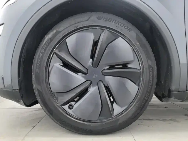Tesla Model Y — Фото автомобиля 17