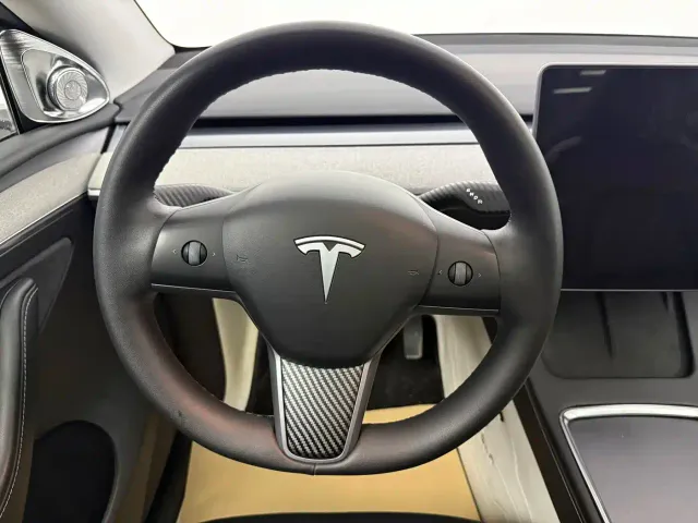 Tesla Model Y — Фото автомобиля 15