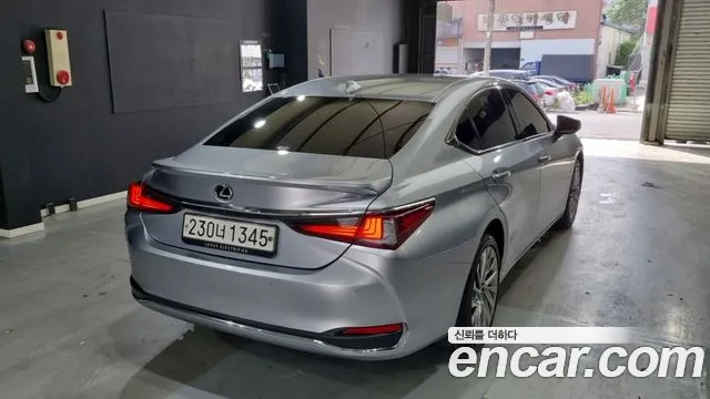 Lexus ES — Фото автомобиля 2