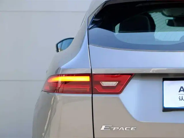 Jaguar E-PACE — Фото автомобиля 10