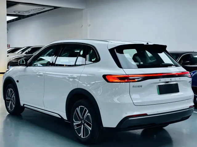 Geely Galaxy Starship 7 EM-i — Фото автомобиля 13