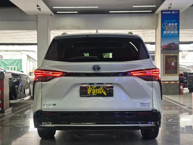 Toyota Sienna — Фото автомобиля 7